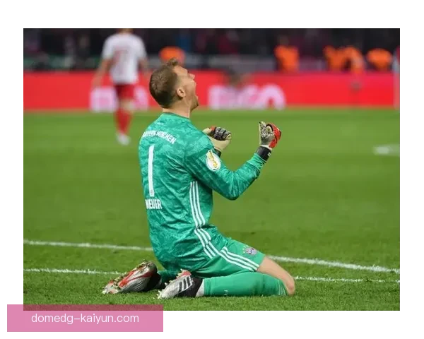 诺伊尔复出后状态回暖，展现出稳健表现引人关注